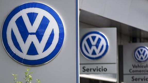 Logo de Volkswagen en un concesionario.