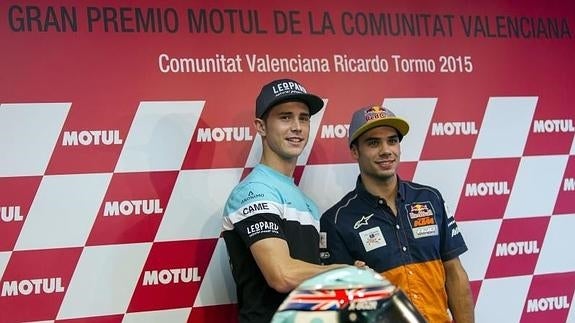 Los pilotos de Moto3, Danny Kent (i) y Miguel de Oliveira. 