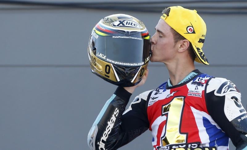 Danny Kent celebra el título de campeón. 