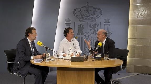 Del Bosque, durante una entrevista en 'El Larguero' junto al presidente del Gobierno, Mariano Rajoy.