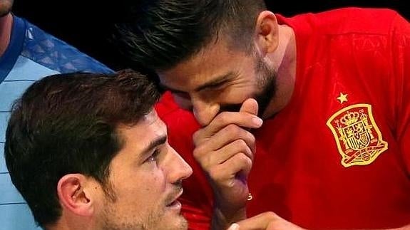 Gerard Piqué bromea con Casillas el martes en Las Rozas. 