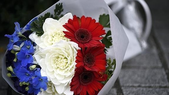 Un ramo de flores con los colores de la bandera francesa. 