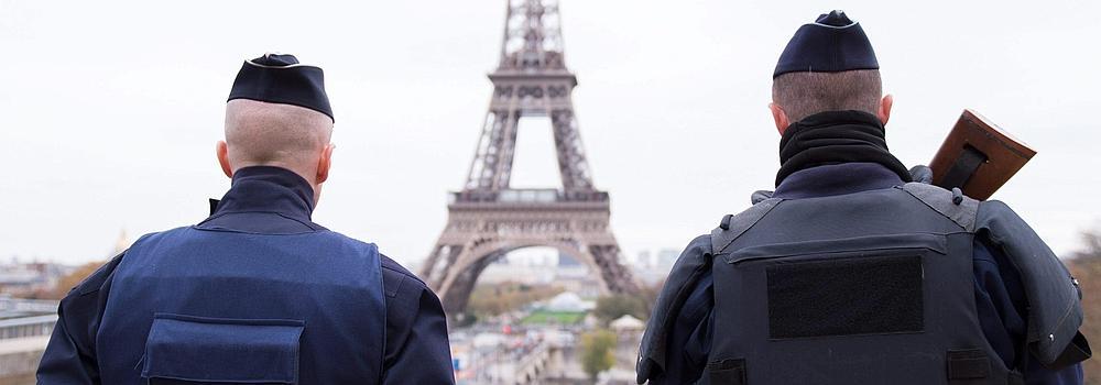 Dos policías franceses patrullan ante la Torre Eiffel.