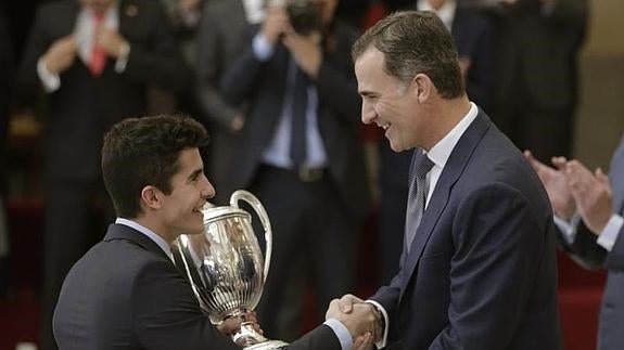 El rey Felipe entrega su premio a Marc Márquez. 