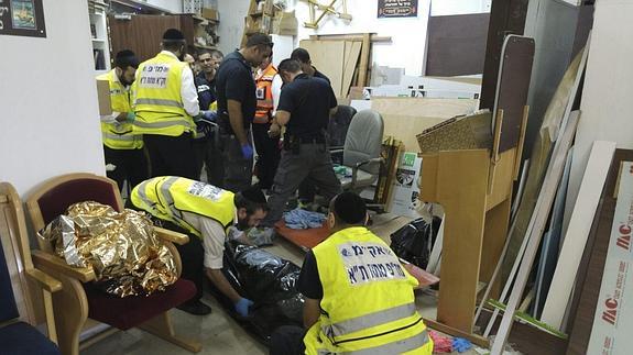 Los servicios de emergencia socorren a uno de los heridos en Tel-Aviv.