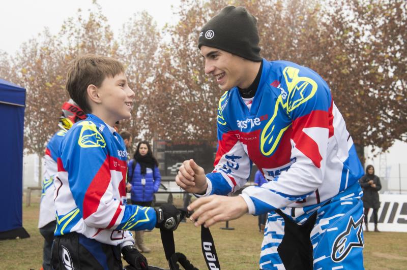 Márquez, con uno de los niños participantes. 