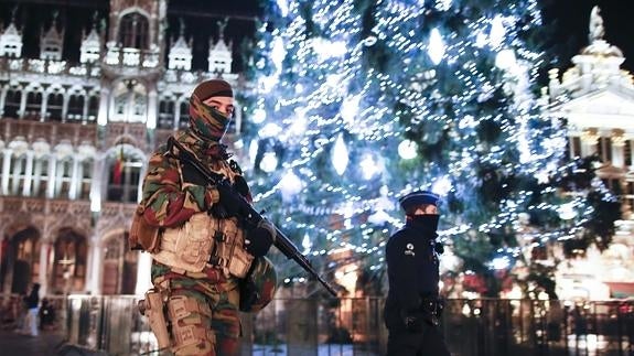 Un soldado y un policía belgas vigilan en la Grand Place de Bruselas.