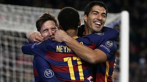 Messi (i), Neymar (c) y Luis Súarez celebran un gol. 