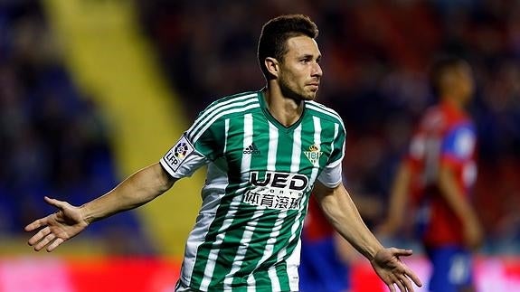 El delantero del Betis Rubén Castro celebra tras marcar ante el Levante.