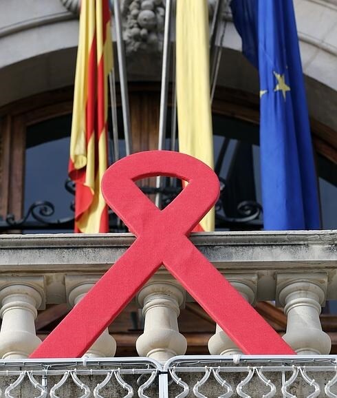 Lazo rojo para conmemorar el Dia Internacional de la lucha contra el sida.