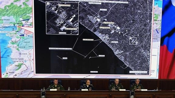 Oficiales rusos muestran imágenes sobre el tráfico de petróleo con el Estado Islámico en una conferencia en Moscú.