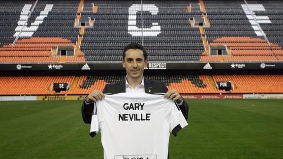 Gary Neville, en su presentación en Mestalla. 