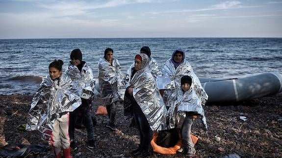 Refugiados llegan a la isla de Lesbos.