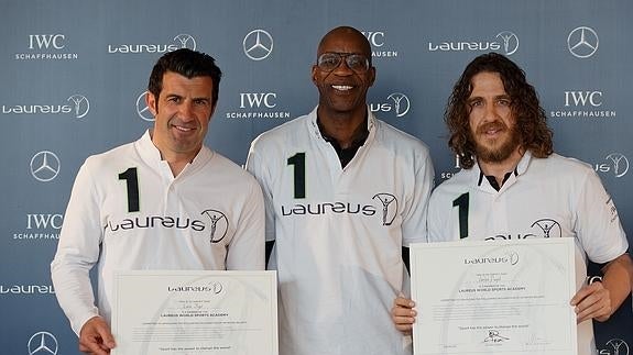 Luis Figo y Carles Puyol recibiendo el diploma de manos de Edwin Moses