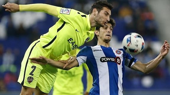 Gerard Moreno (d) intenta controlar el balón. 