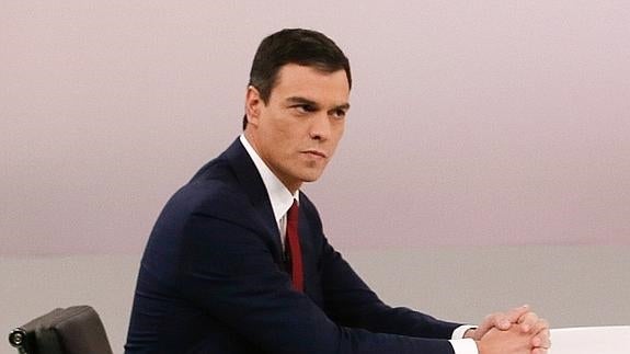 Pedro Sánchez, con rostro serio, momentos antes del comienzo del debate