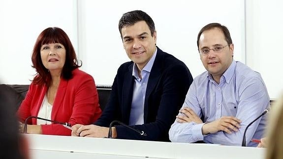 Pedro Sánchez (c), junto a Luena (d) y Navarro (i), durante la ejecutiva. 