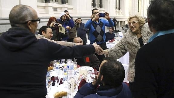 Manuela Carmen saluda a algunas de las 200 personas sin hogar.