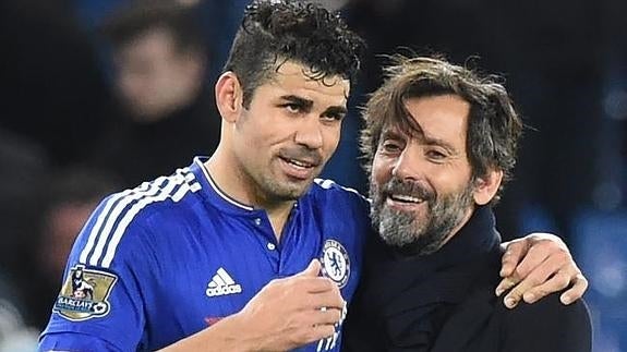 Diego Costa (i) y Quique Sánchez Flores, tras el partido entre el Chelsea y el Watford. 