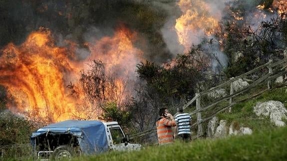 Bomberos apagando los incendios que siguen activos en Asturias.