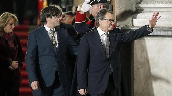 Artur Mas, acompañado de su sucesor Carles Puigdemont.