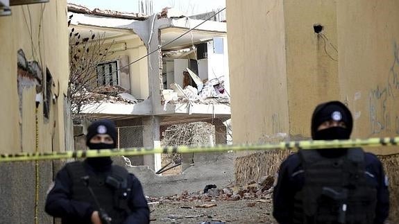 Miembros de los servicios de rescate en el lugar del atentado. 