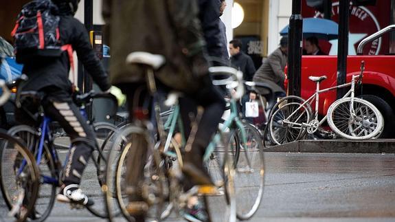 Varias personas se desplazan por la ciudad en bicicleta.