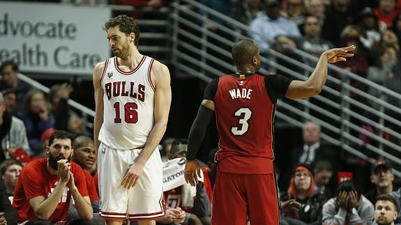 Pau Gasol, junto a Dwyane Wade.  