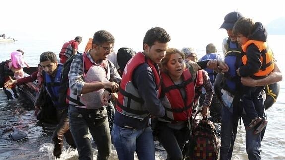 Un grupo de refugiados llegan a la costa de la Isla de Lesbos.