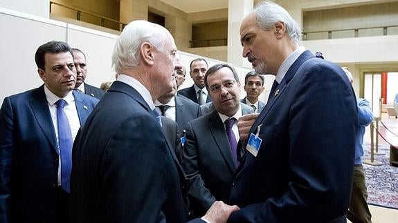 El mediador de la ONU, Staffan De Mistura, saluda al jefe de la delegación siria, Bashar al-Jaafari. 