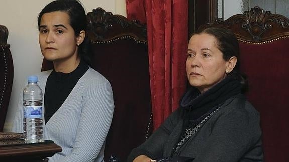 Las acusadas Monserrat González (d) y su hija Triana Martínez.