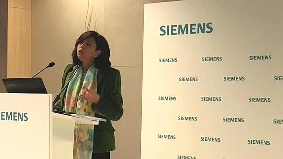 La presidenta y CEO de Siemens en España, Rosa García, presenta los resultados.