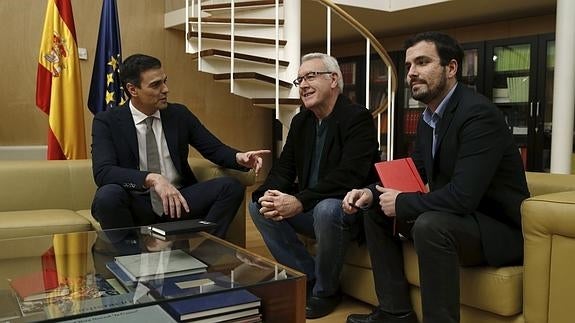 Pedro Sánchez, Cayo Lara y Alberto Garzón, hoy en el Congreso de los Diputados.