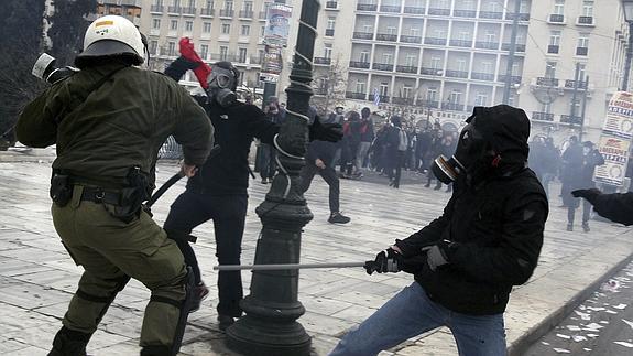 Incidentes entre manifestantes y agentes de Policía durante la jornada de huelga general en Grecia.