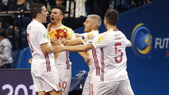 Los jugadores españoles celebran un gol. 