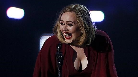 Adele llora al recibir un galardón.