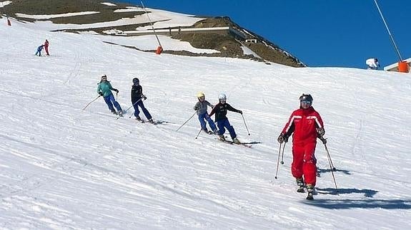 Usuarios realizando telemark en las pistas de Valdezcaray