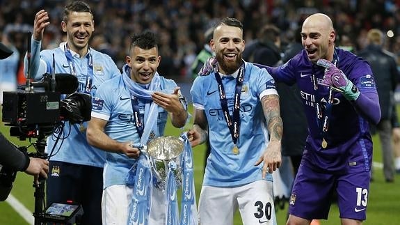 Willy Caballero (d) celebra el título con varios compañeros. 