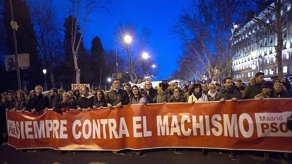 El secretario general del PSOE, Pedro Sánchez (c), durante su asistencia a una manifestación para conmemorar el Día de la Mujer.