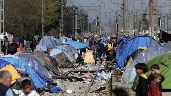 Tiendas de campaña levantadas en las vías del tren entre Grecia y Macedonia.