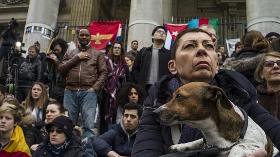 Cientos de personas guardan un minuto de silencio en memoria de las víctimas del atentado de Bruselas.