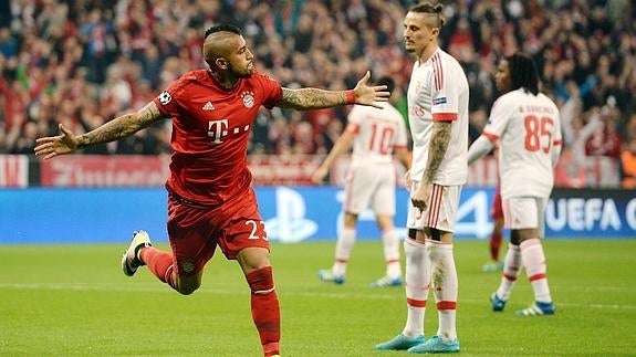 Arturo Vidal celebra su gol al Benfica. 