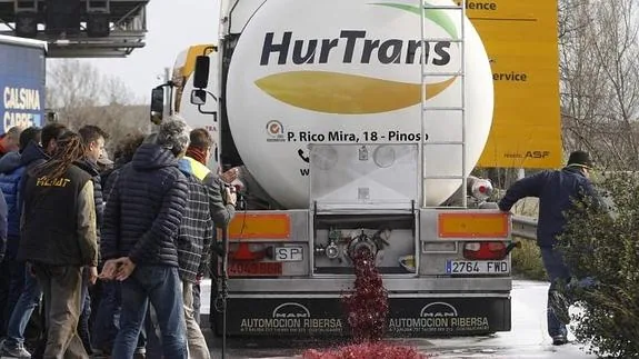 Agricultores franceses vertiendo el vino de un camión español. 