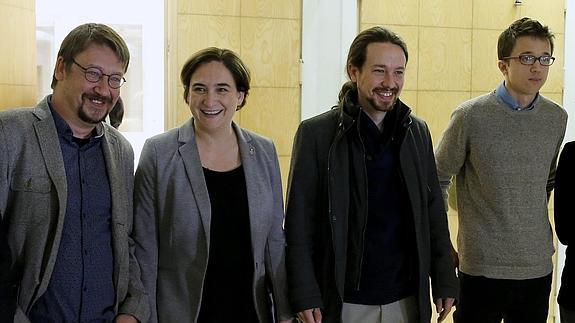 Colau posa con Pablo Iglesias, a su llegada al desayuno informativo. 