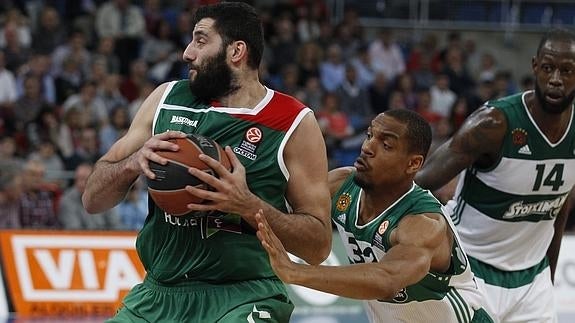 Ioannis Bourousis (i), ante el Panathinaikos. 