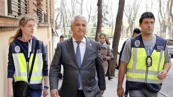 Luis Pineda, presidente de Ausbanc, tras ser detenido ayer. 