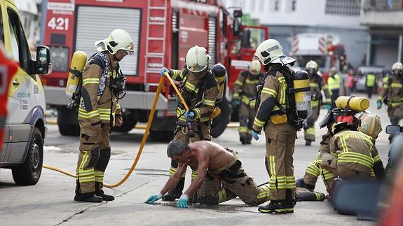 Dos trabajadores murieron por la explosión con fuga de amoniaco en la fabrica de hielo Santa Clara de Ondarroa. 