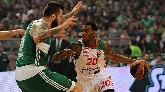 Darius Adams (d), ante el Panathinaikos. 