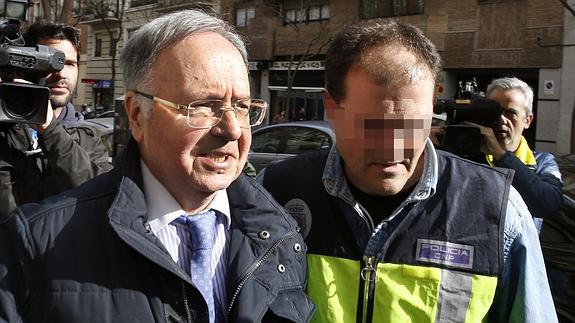 El secretario general del sindicato Manos Limpias, Miguel Bernard, tras ser detenido. 