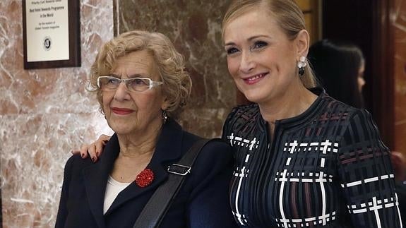 La alcaldesa de Madrid, Manuela Carmena y la presidenta de la Comunidad de Madrid, Cristina Cifuentes.